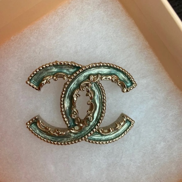Chanel CC gold tone brooch 🌟1HR price drop🌟 - Picture 2 of 8
